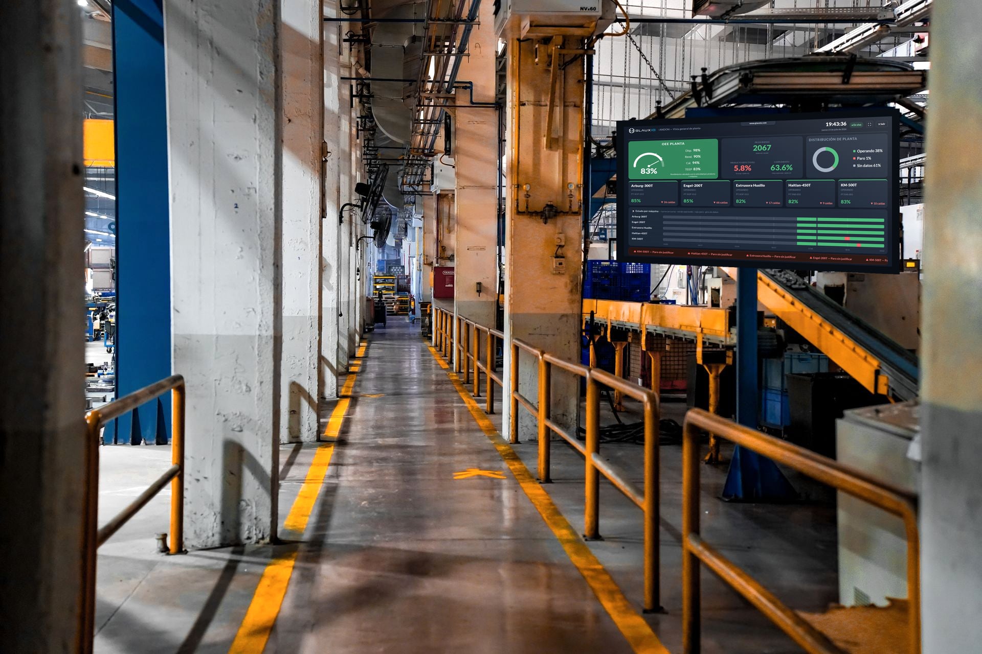 Interior de una planta de manufactura con un tablero Andon de GLAUXIO mostrando el OEE en tiempo real